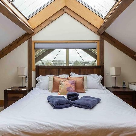 Villa Otters Holt Somerford Keynes Exterior foto