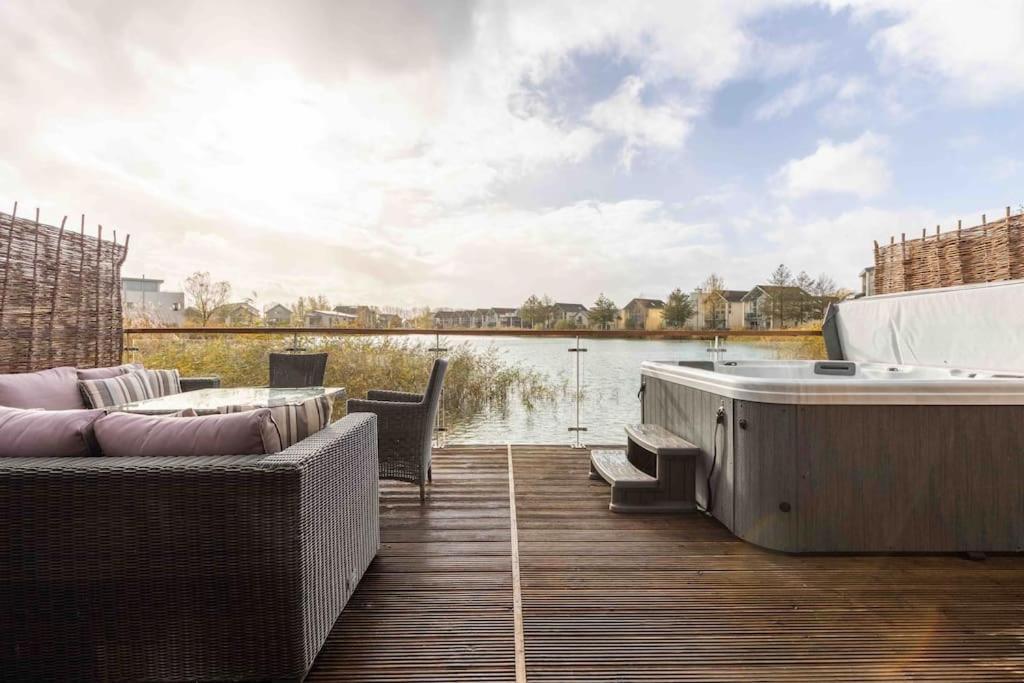 Villa Otters Holt Somerford Keynes Exterior foto