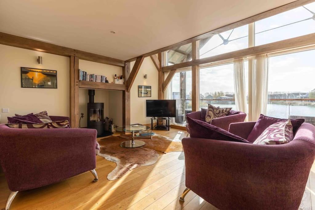Villa Otters Holt Somerford Keynes Exterior foto