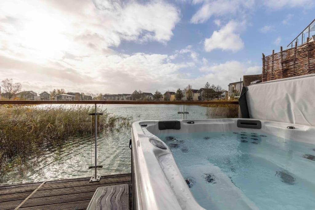 Villa Otters Holt Somerford Keynes Exterior foto